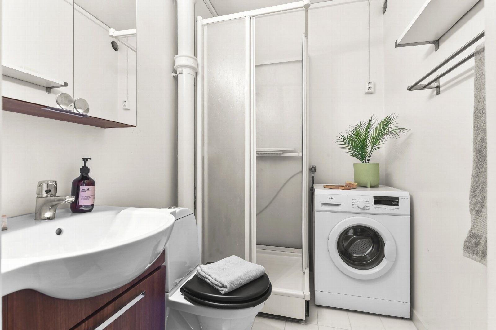 Opplegg for vaskemaskin. Det er og vaskekjeller i samme oppgang. Galleribilde