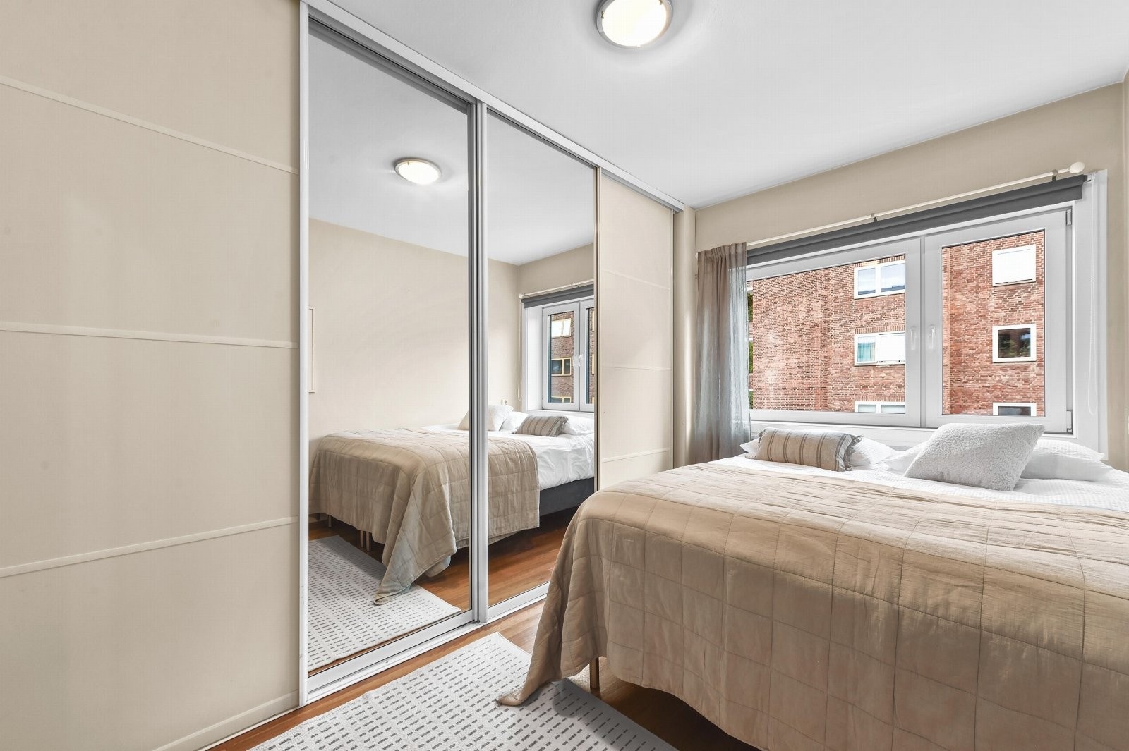 God plass til oppbevaring i stor garderobeskapsrekke. Galleribilde