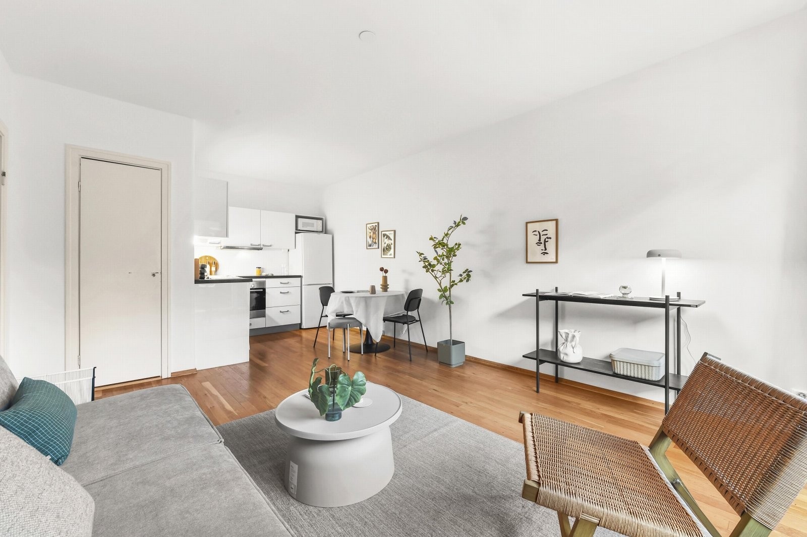 Moderne åpen stue- og kjøkkenløsning. Galleribilde