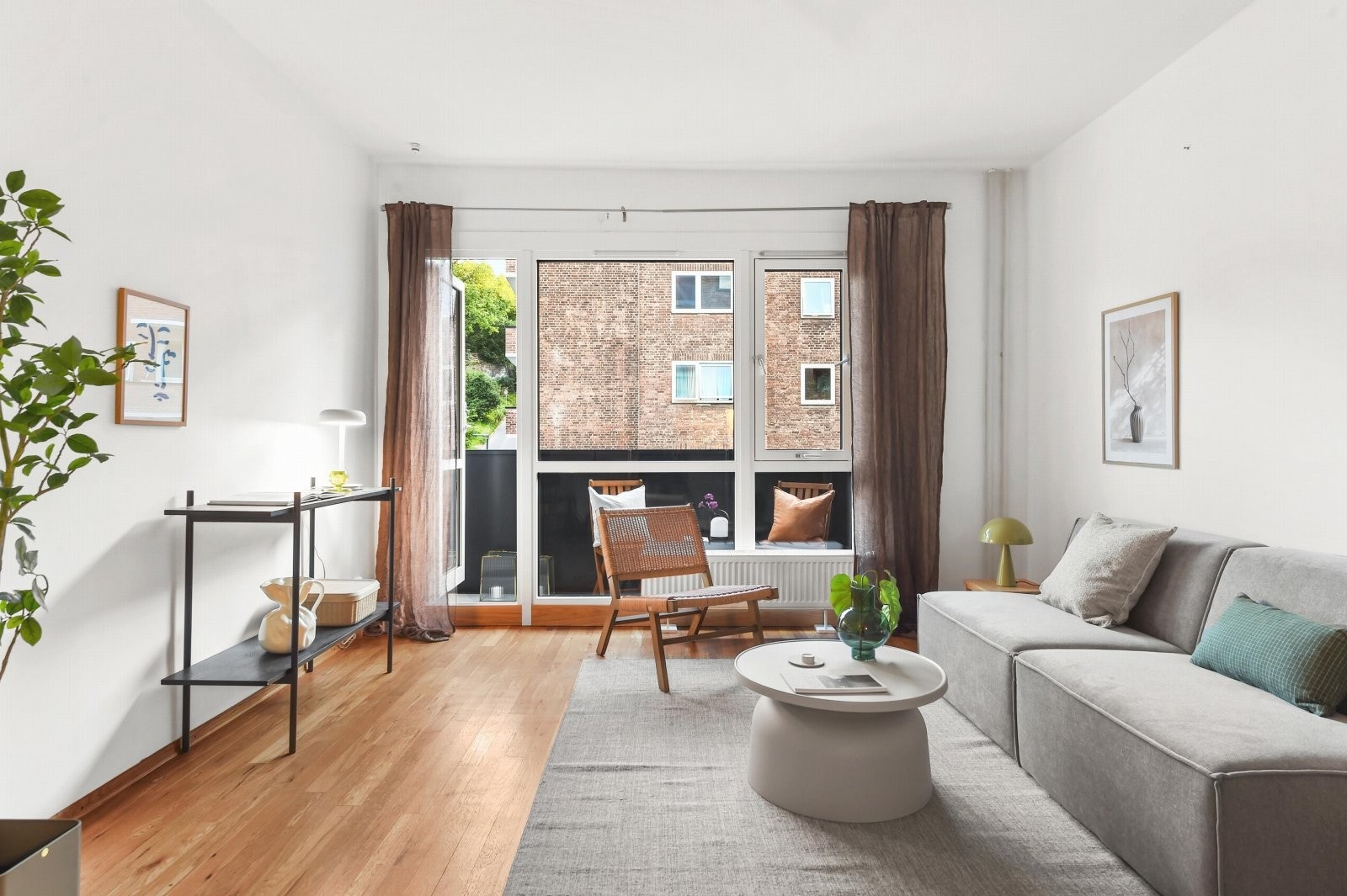 Fyring og varmtvann er inkludert. Ny radiator i stuen. Galleribilde