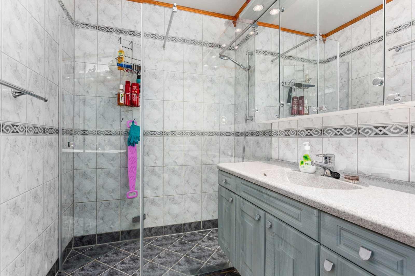 Dette romslige badet og vaskerommet gir deg et behagelig og funksjonelt rom med en rekke praktiske egenskaper Galleribilde