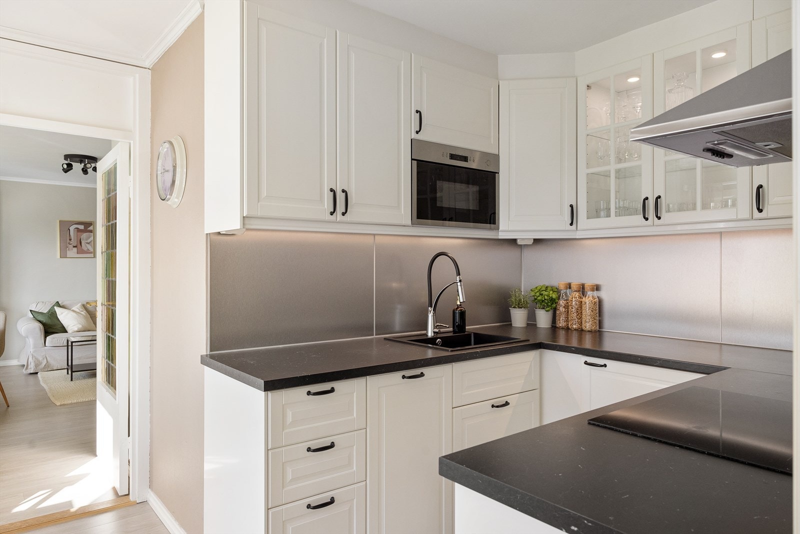 Videre er det integrerte hvitevarer som platetopp, stekeovn, mikrobølgeovn og oppvaskmaskin, samt kjøleskap og fryser. Galleribilde