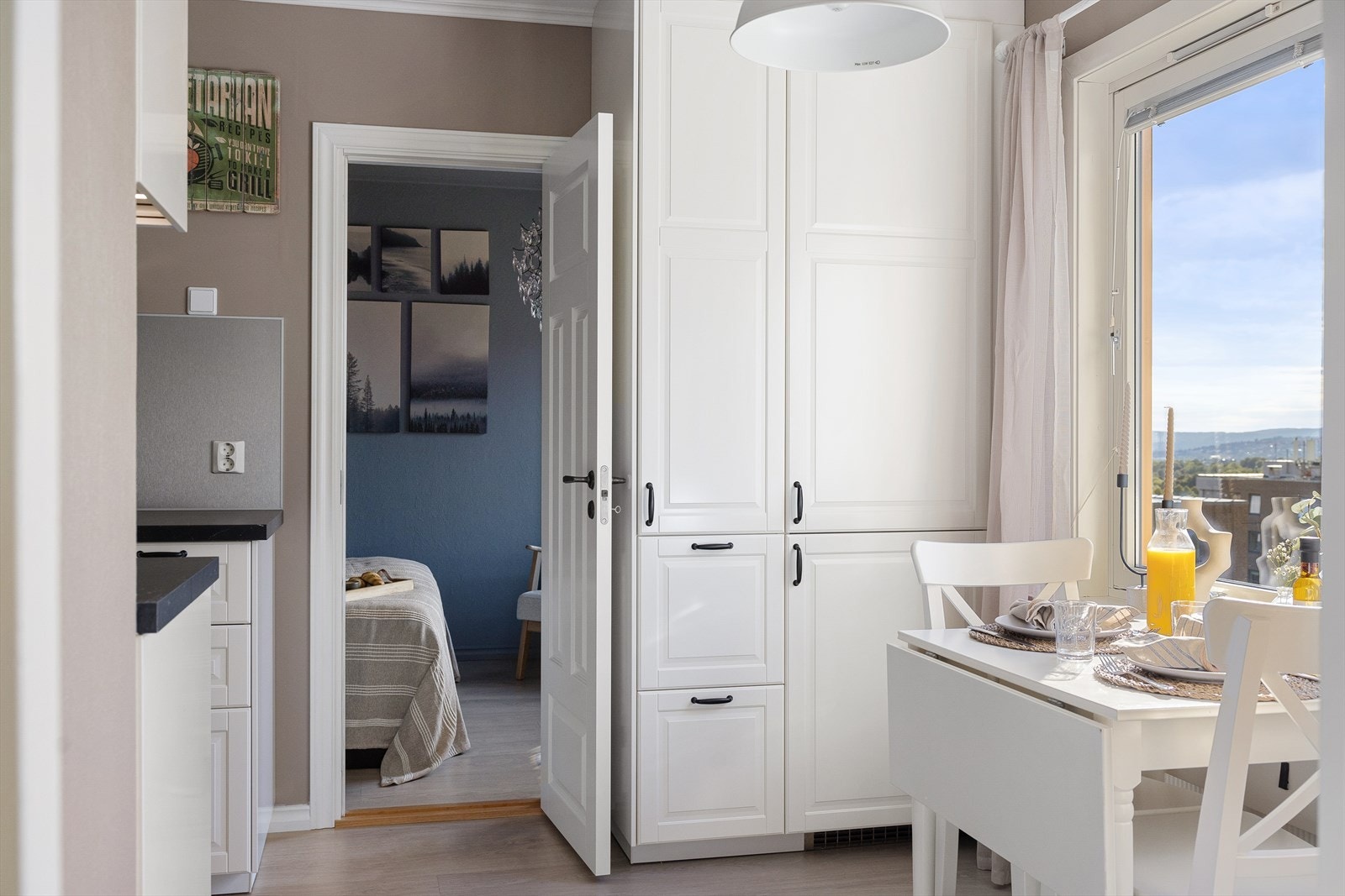 Fra kjøkkenet er det direkte adkomst til soverom. Galleribilde