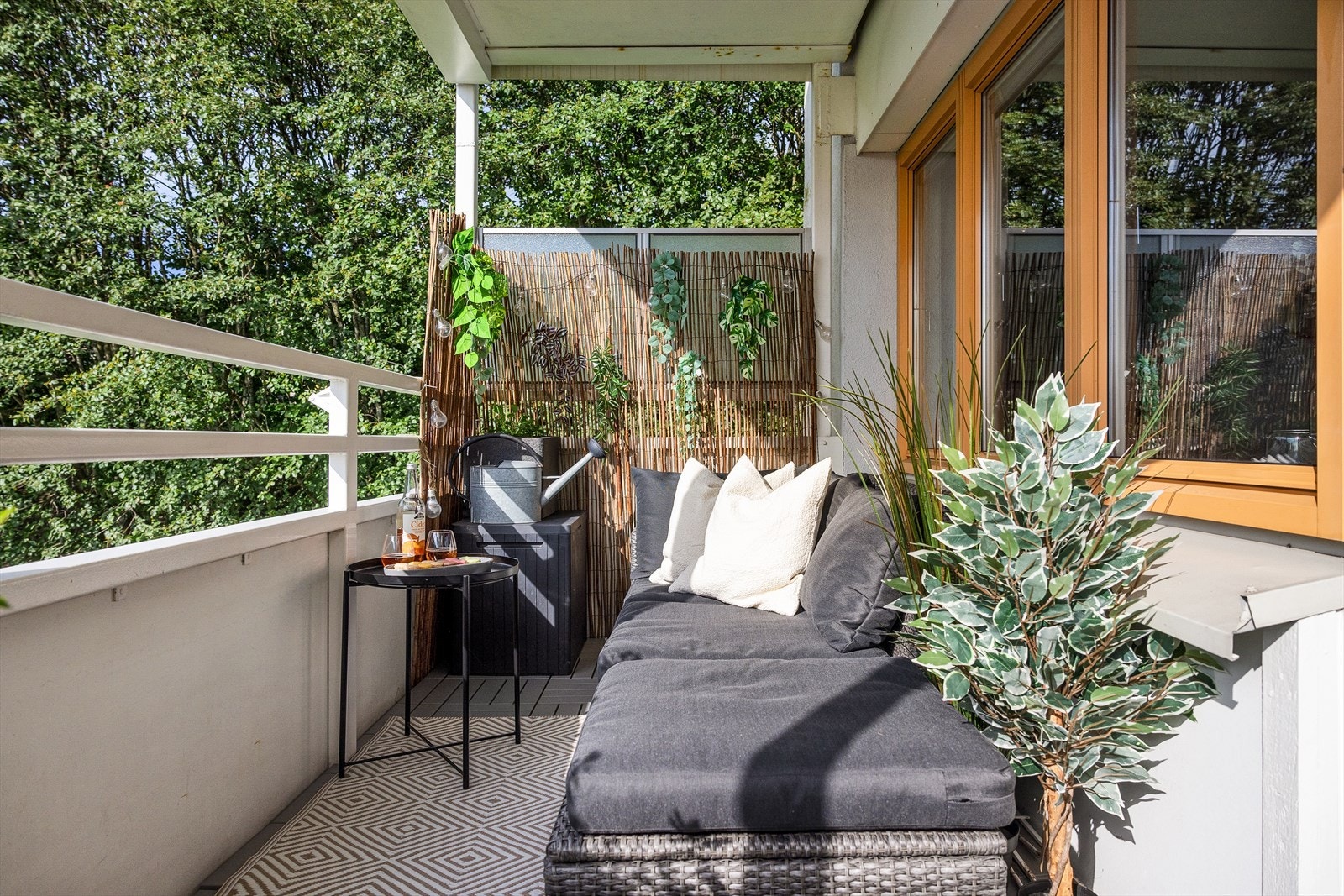 På vår- og sommerhalvåret blir balkongen som en forlengelse av stuen og innbyr til mer samvær og fine stunder med familie og venner. Galleribilde