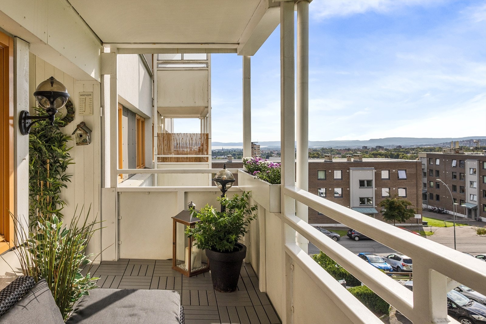 Leiligheten byr på en herlig sør-vestvendt balkong på ca. 9 kvm med ettermiddagssol og utsikt mot Oslofjorden. Galleribilde