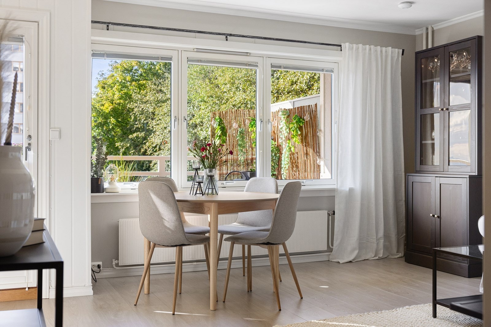 Stuen er lys og luftig med store vindusflater som sørger for rikelig med innslipp av naturlig lys. Galleribilde