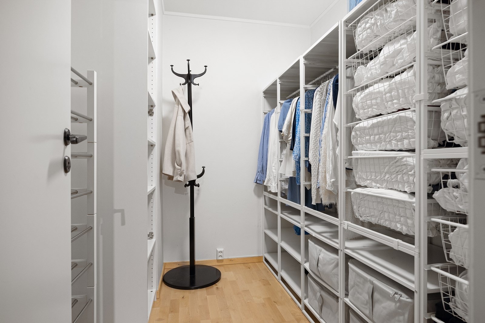 Leiligheten har en praktisk innvendig bod med rikelig plass til klær, sko og annet utstyr. For de som ønsker det, kan boden enkelt omgjøres til et walk-in-closet. Galleribilde