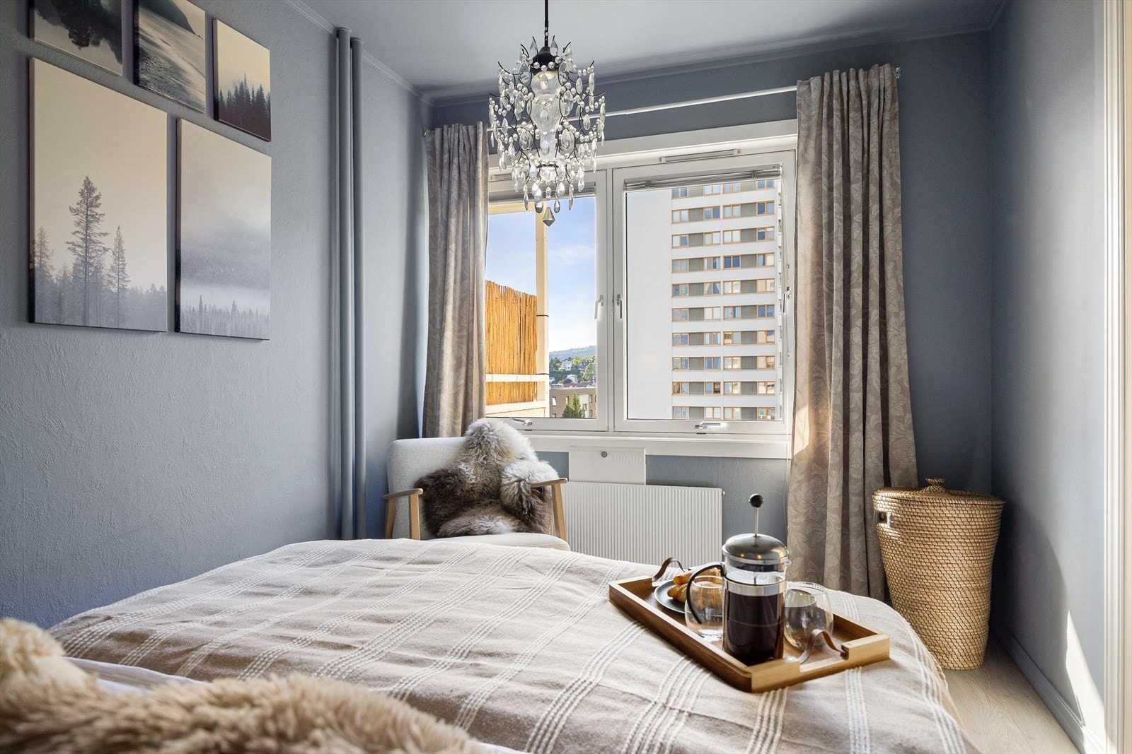 Blandingen av moderne fargevalg på veggene og store vindusflater gir rommet en behagelig følelse. Galleribilde