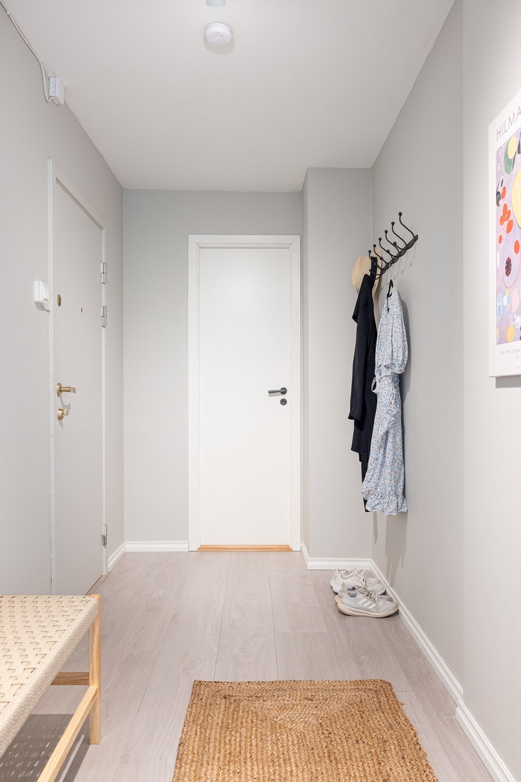 Leiligheten ønsker deg velkommen med en lys og innbydende entré som gir et umiddelbart godt førsteinntrykk. Det er god plass til å henge fra seg yttertøyet på en praktisk knaggrekke, og du kan enkelt organisere skoene i et skoskap. Galleribilde