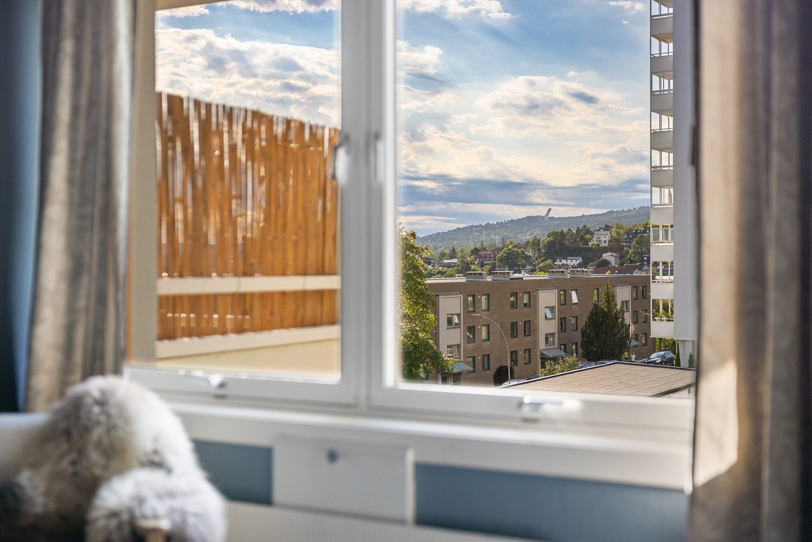 Fra soveromsvinduet har du utsikt til Holmenkollen. Galleribilde