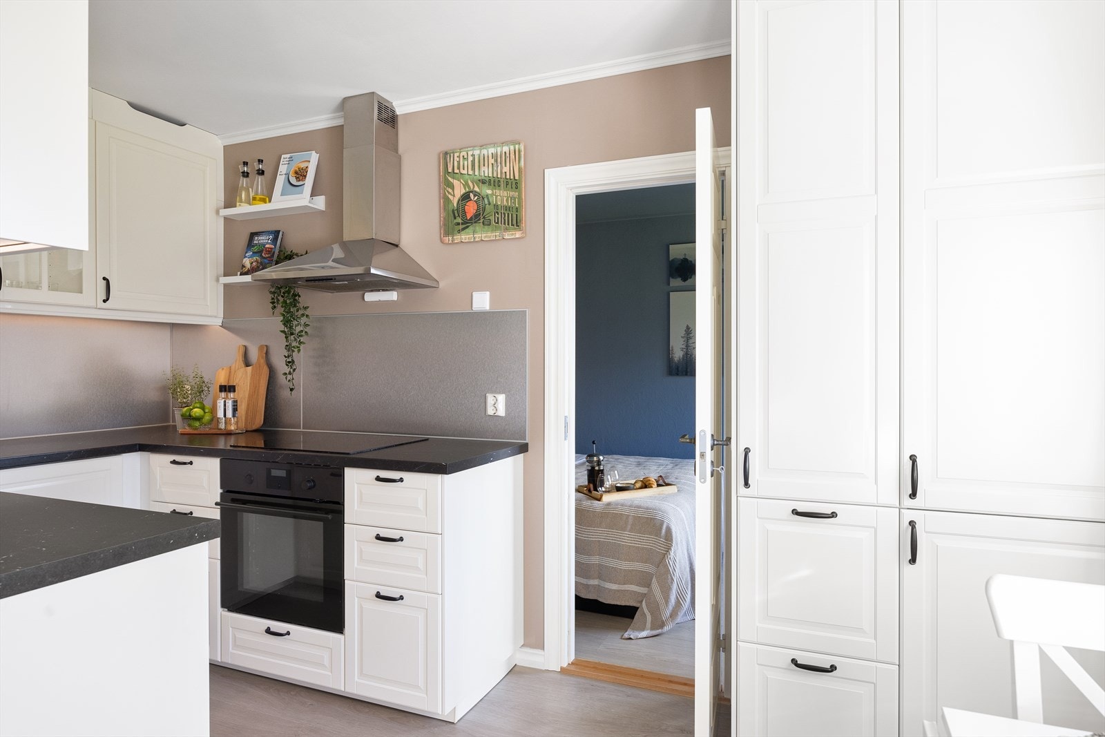 Moderne IKEA-kjøkken fra 2018 med god skap- og benkeplass. Galleribilde