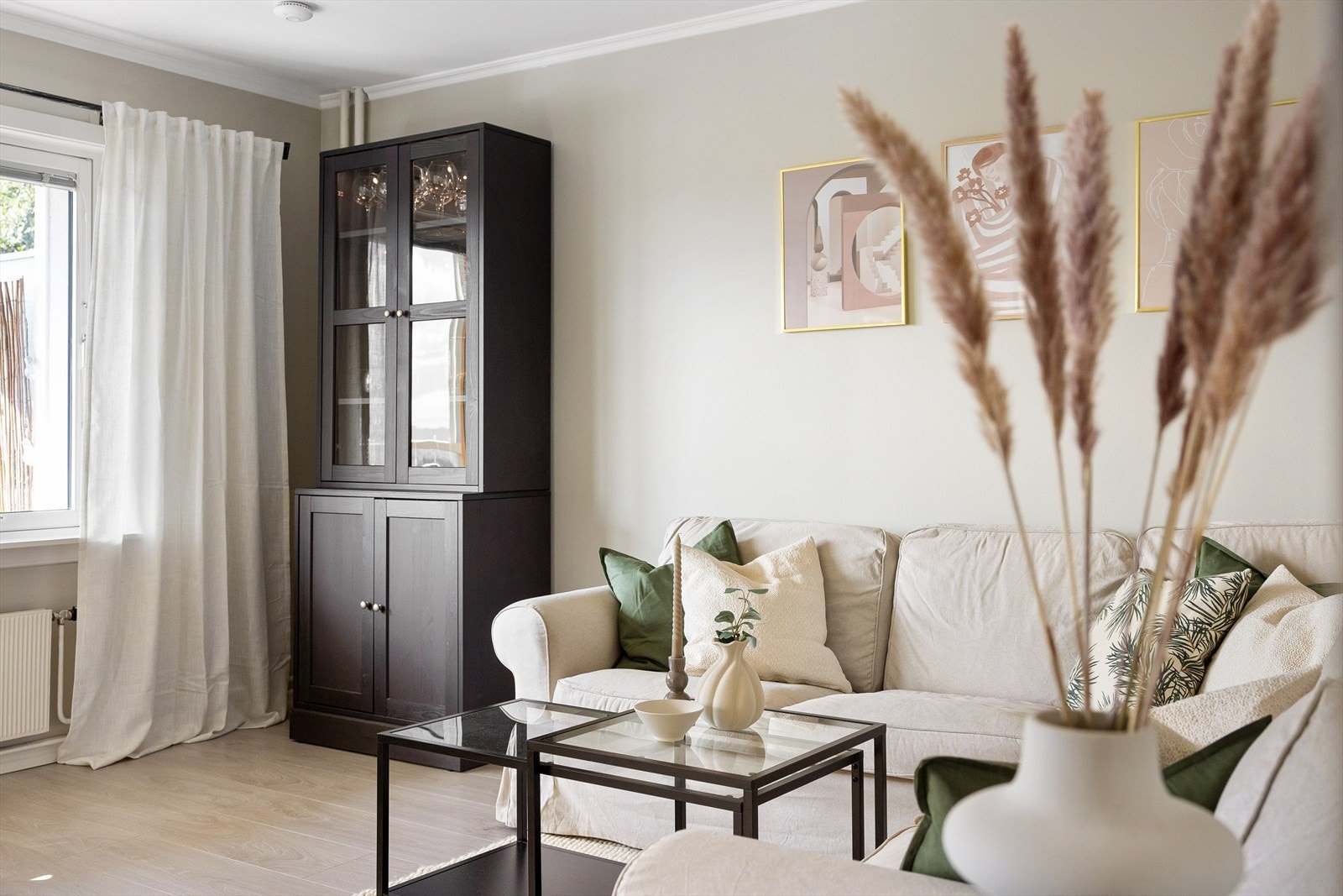 Det ble lagt nytt gulv i hele leiligheten i 2022. Galleribilde