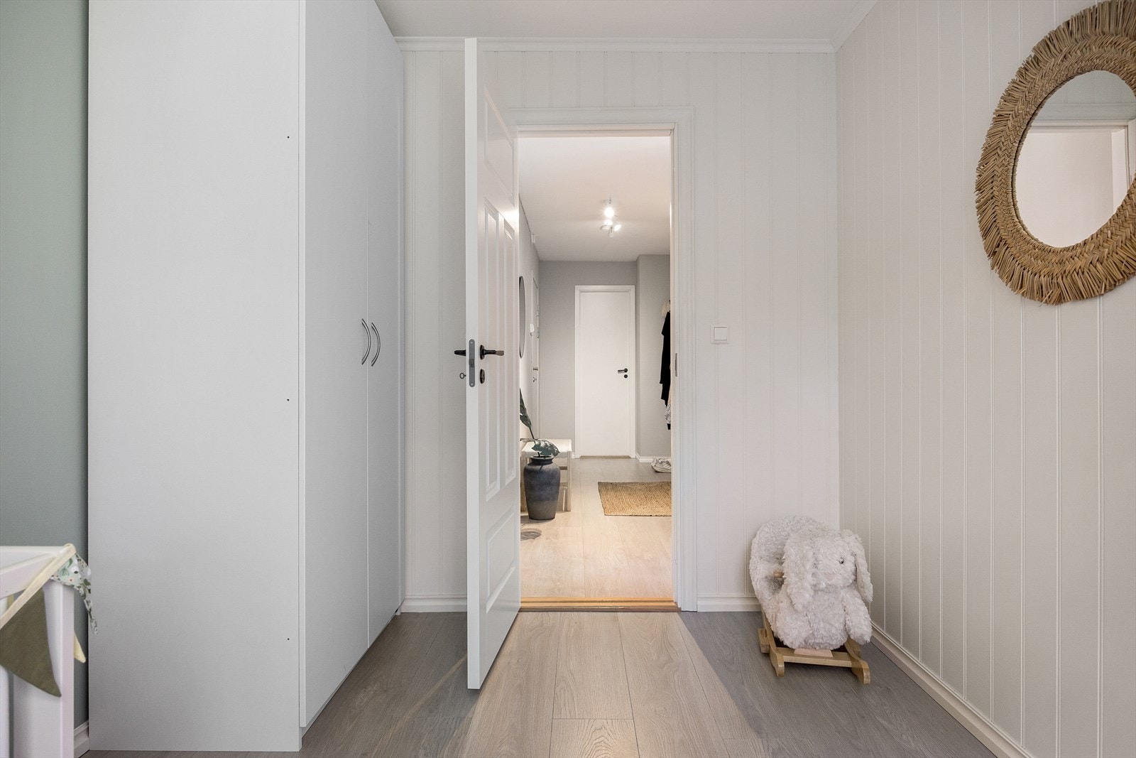 Soverommet egner seg ypperlig som barnerom, gjesterom eller kontor - alt etter behov. Det er et garderobeskap på soverom for oppbevaring. Galleribilde