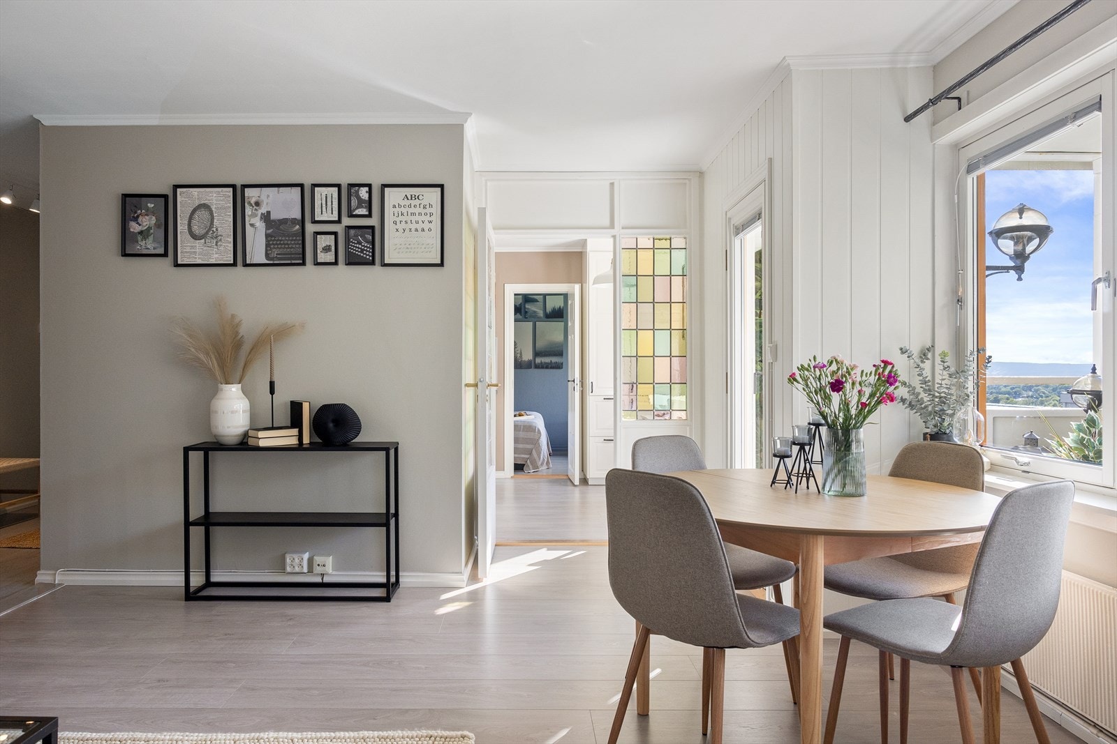 Varmtvann/fyring, TV og bredbånd er inkludert i felleskostnadene. Galleribilde