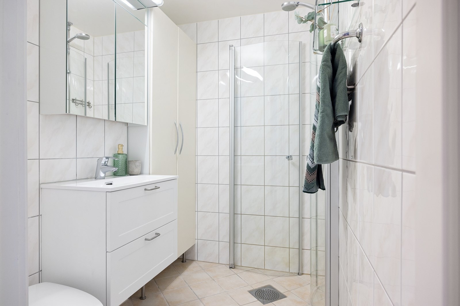 Pent flislagt baderom med gulvvarme, renovert i regi av borettslaget i 2011. Galleribilde