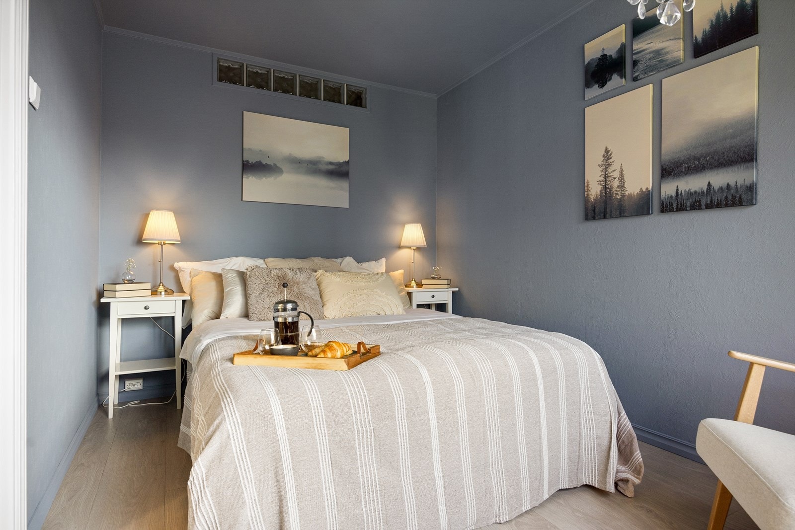 Hovedsoverommet er av god størrelse med plass til dobbeltseng, nattbord og tilhørende møbler. Galleribilde