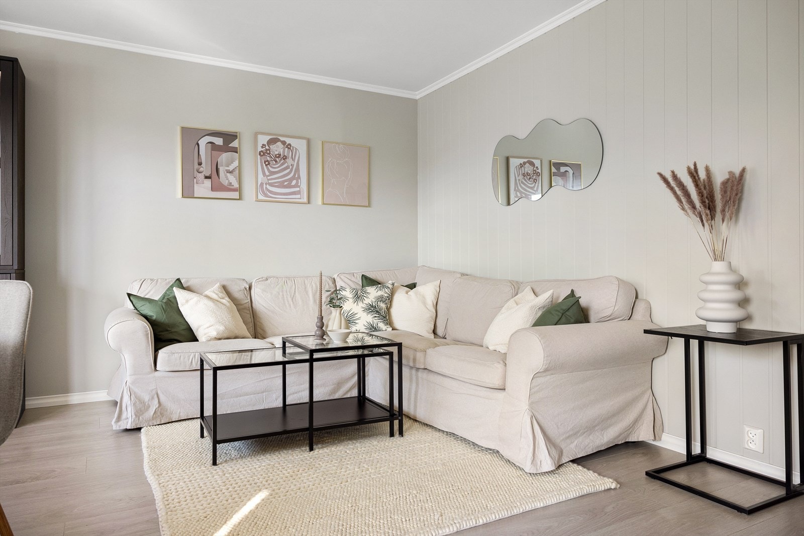 Planløsningen åpner opp for flere møbleringsmuligheter med god plass til sofagruppe, TV-møbler og spisebord med tilhørende stoler. Galleribilde