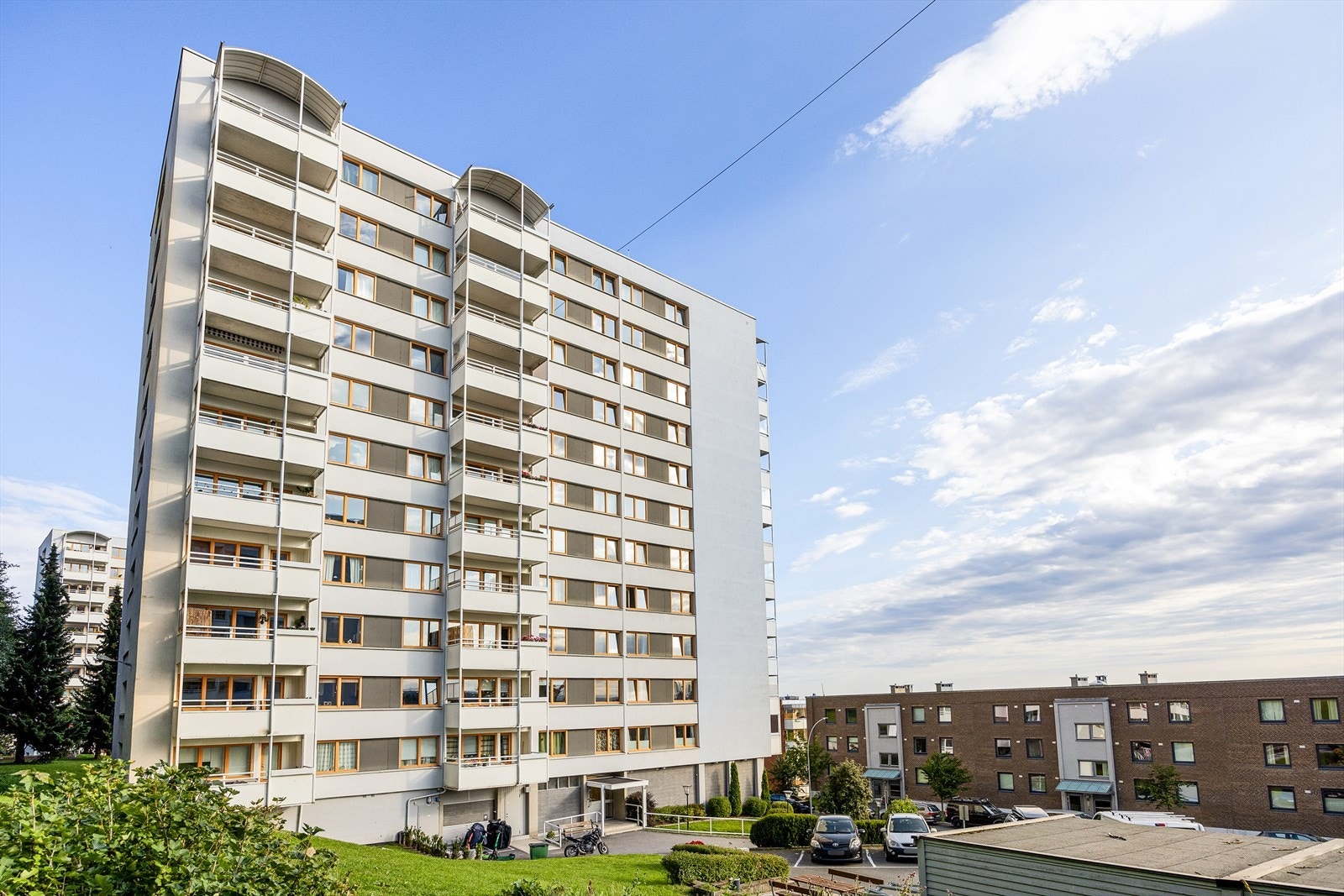 Leiligheten gir en god følelse av å være nær sentrum, samtidig som marka ligger rett opp for med flotte tur- og rekreasjonsmuligheter. Galleribilde