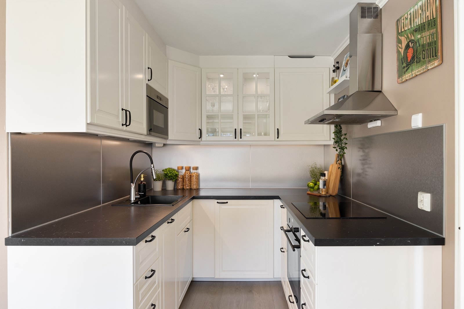 Kjøkkenet har hvite profilerte fronter, laminatbenkeplate med nedfelt oppvaskkum og ettgreps svingbart blandebatteri med dusj. Galleribilde