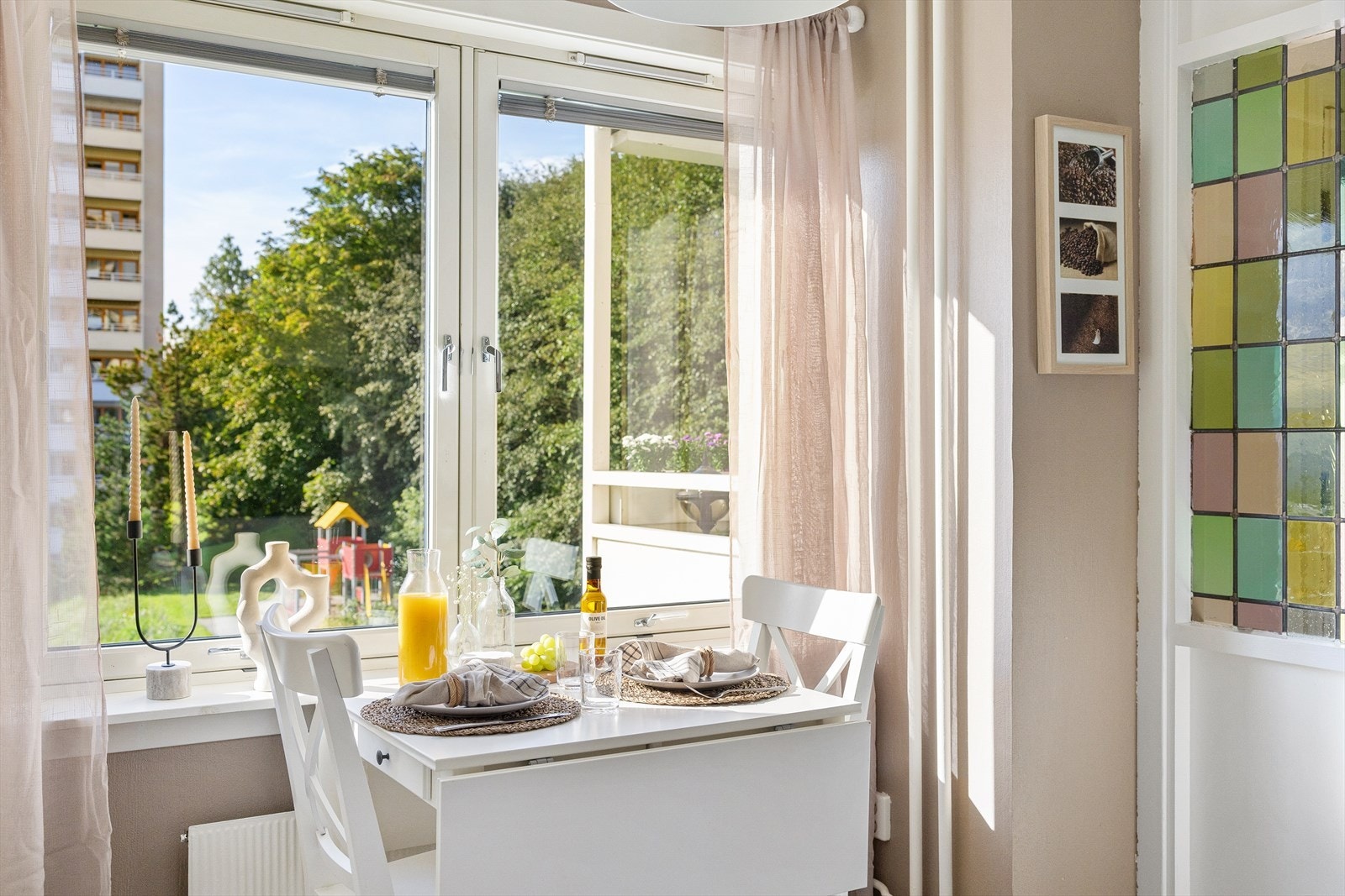 I tilknytning til kjøkkenet er det også plass til et hyggelig spisebord ved vinduet. Galleribilde