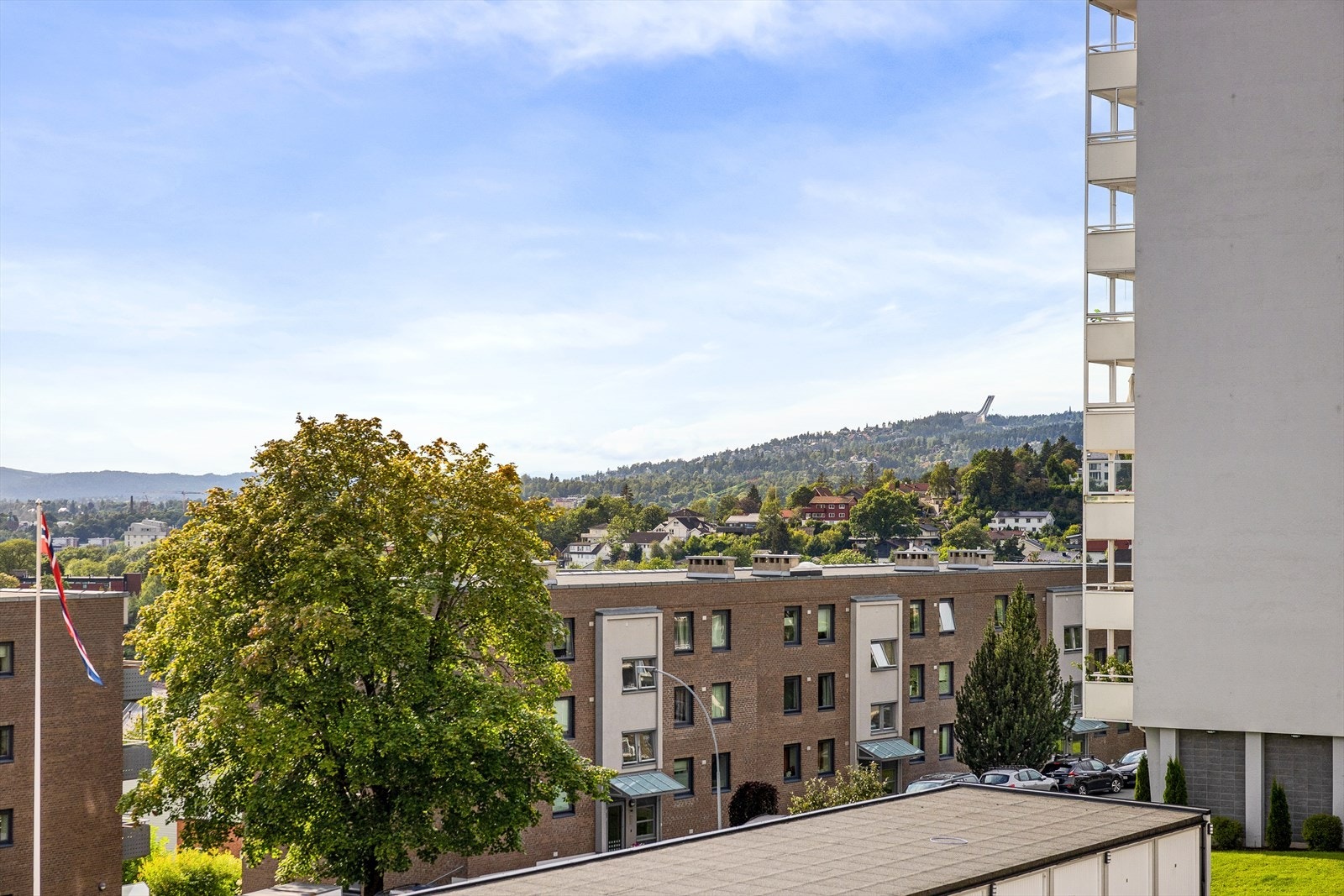 Fra balkongen kan du også se Holmenkollen, noe som gir en vakker utsikt og en påminnelse om nærheten til naturen. Galleribilde