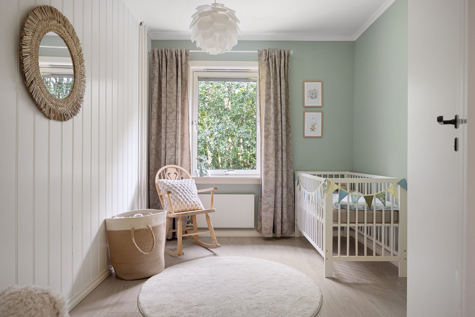 Soverom 2: Dette soverommet er også av god størrelse med plass til seng samt øvrige møbler. Galleribilde