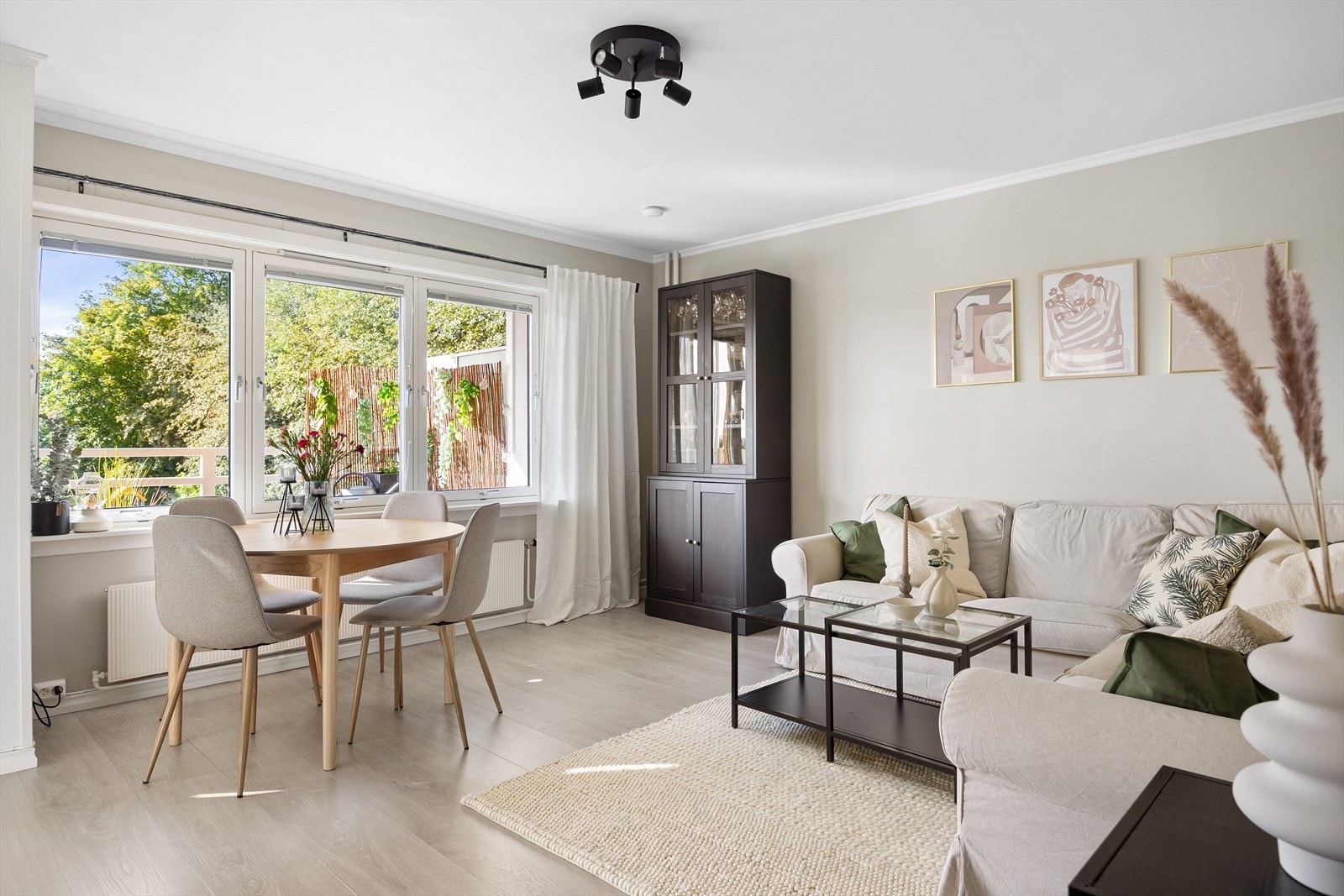 Velkommen til Betzy Kjelsbergs vei 13! Dette er en lys og innbydende 3-roms leilighet beliggende i byggets 3. etasje med heisadkomst. Galleribilde