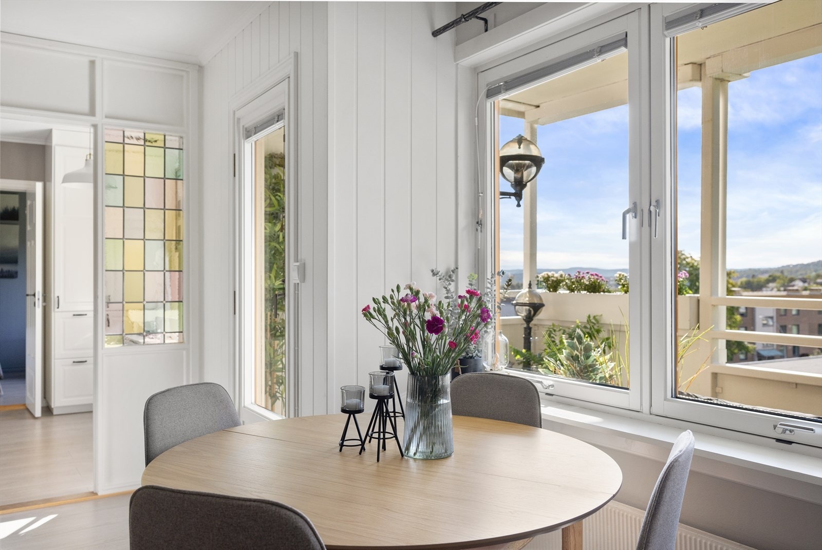 Fra stuen er det utgang til en hyggelig balkong. Galleribilde