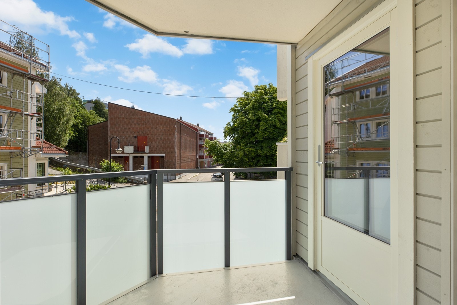 Uteplass møt øst og syd. Bygget har akkurat fått ny kledning, vinduer, verandadør og oppgraderte balkonger) Galleribilde