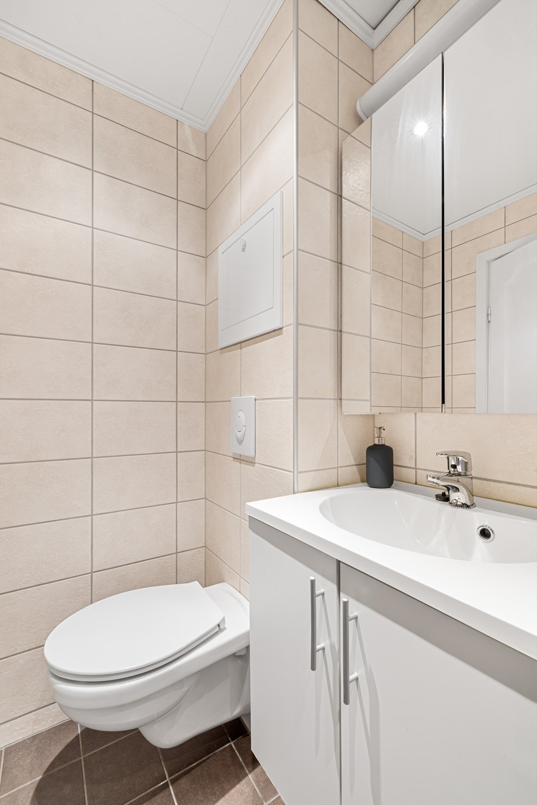 Badet er fra 2008 og har gulvvarme og opplegg for vaskemaskin. Galleribilde