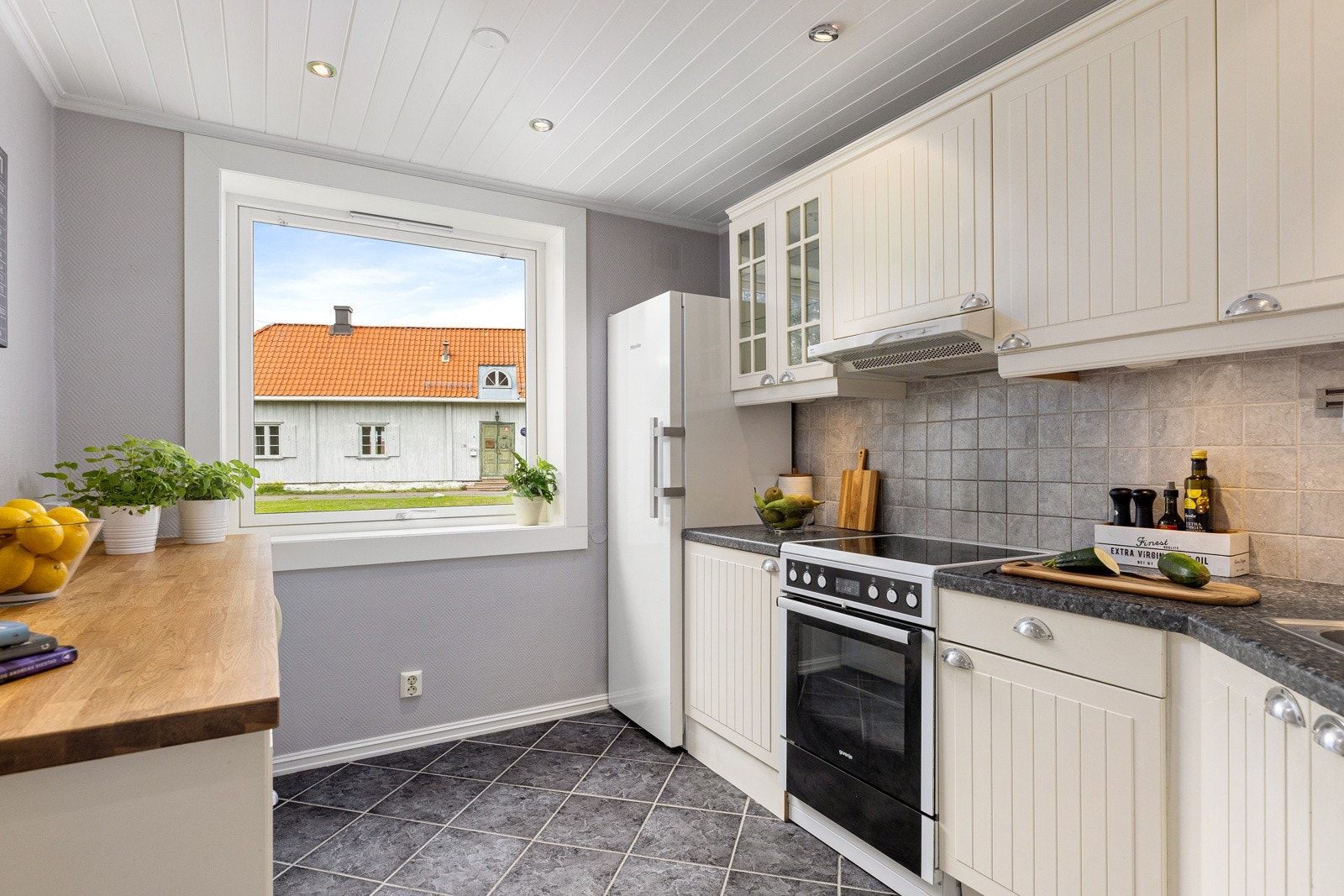 Ikea faktum kjøkken med god skap og benkeplass Galleribilde