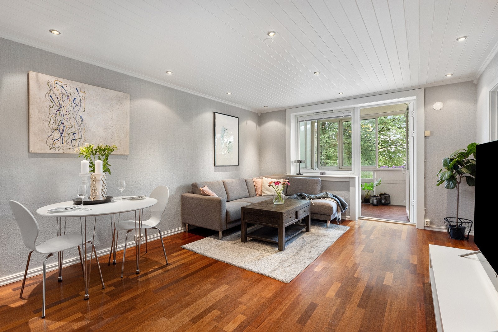 Herlig stue med downlights og gode muligheter for møblering Galleribilde