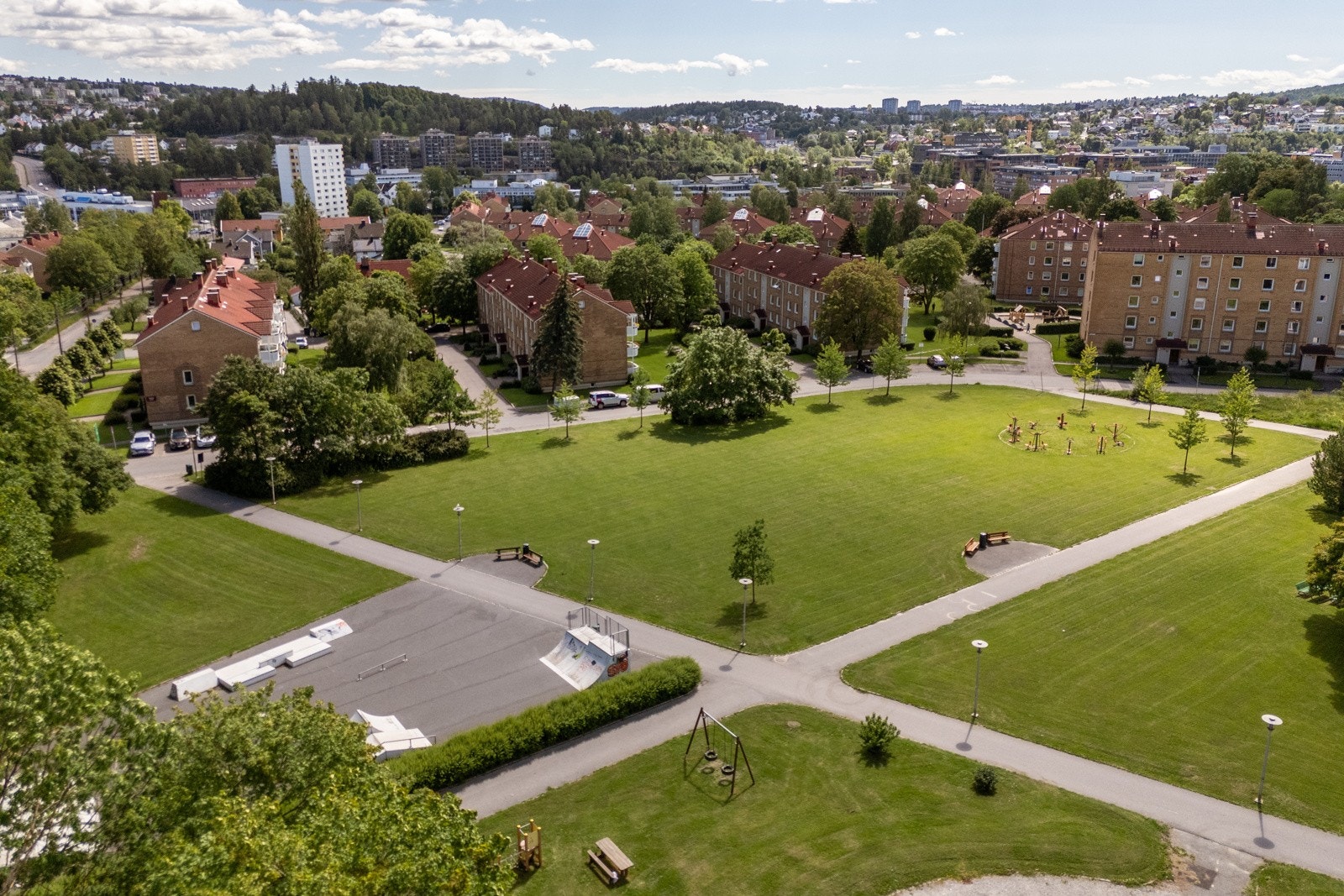 Teisenparken med skatepark og borettslaget rett nedenfor Galleribilde