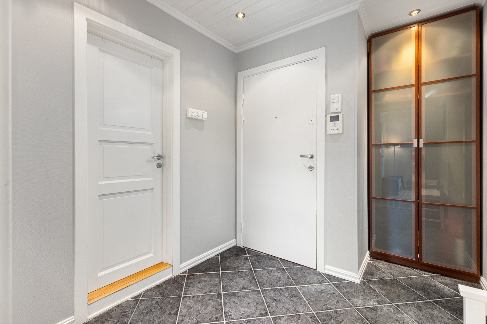 Romslig entre med varmekabler i gulv, lysmalte vegger og hvit himling Galleribilde