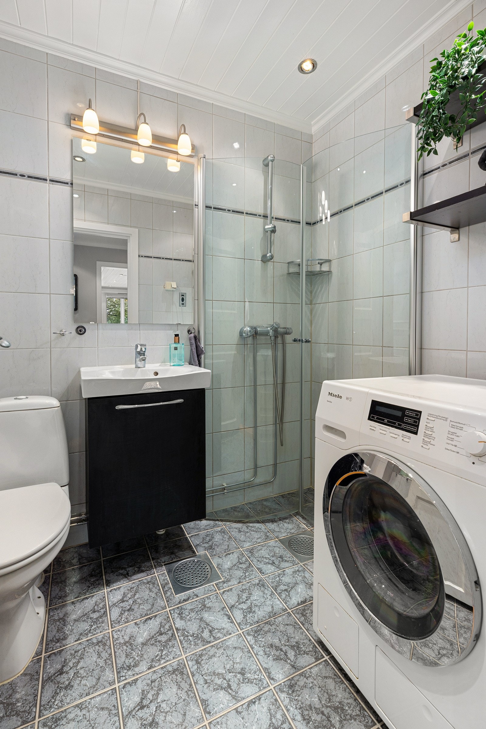 Ny servant og underskap i 2017. Opplegg for vaskemaskin Galleribilde