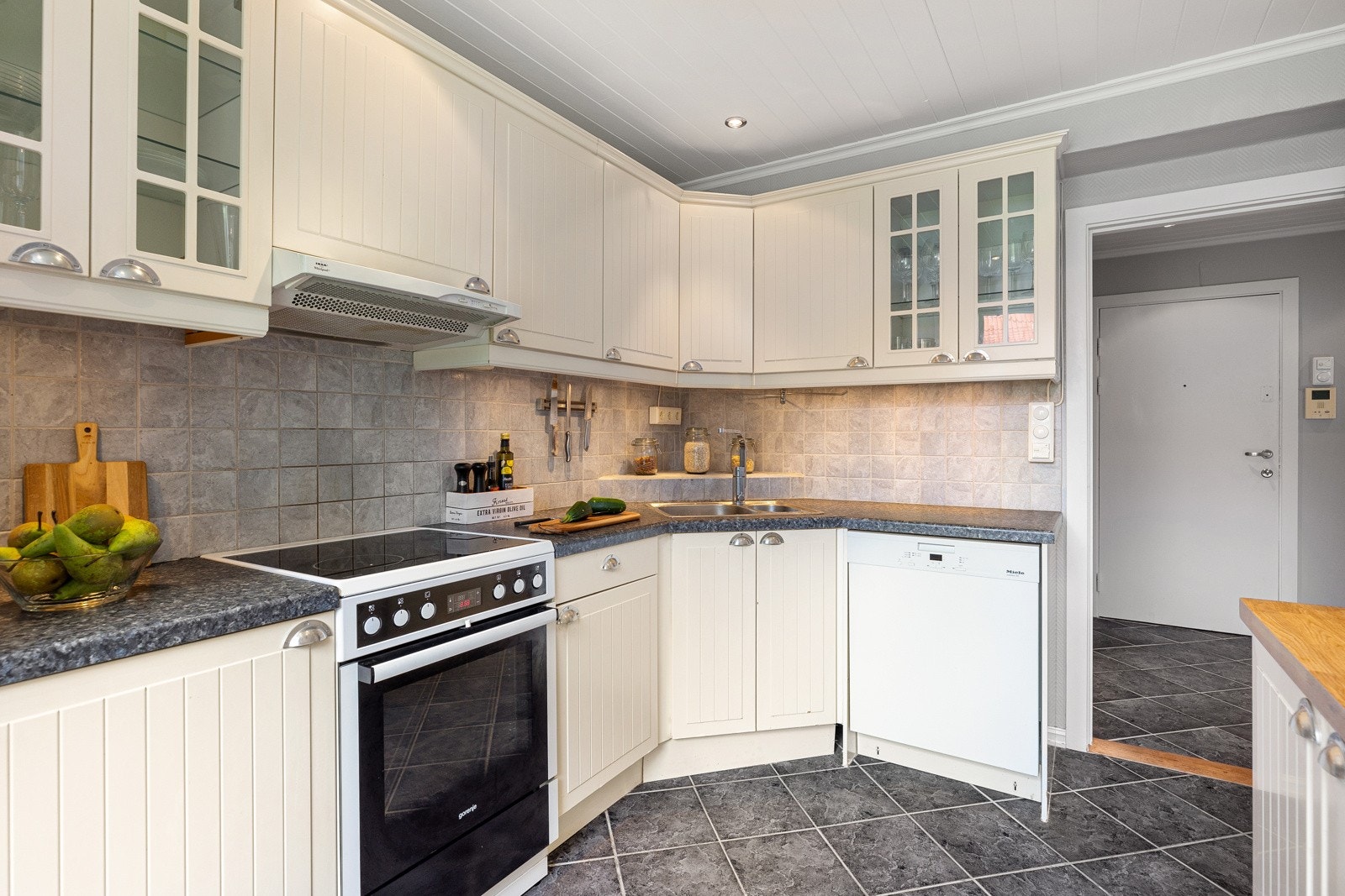 Overskap med belysning - hvitevarer følger salget Galleribilde