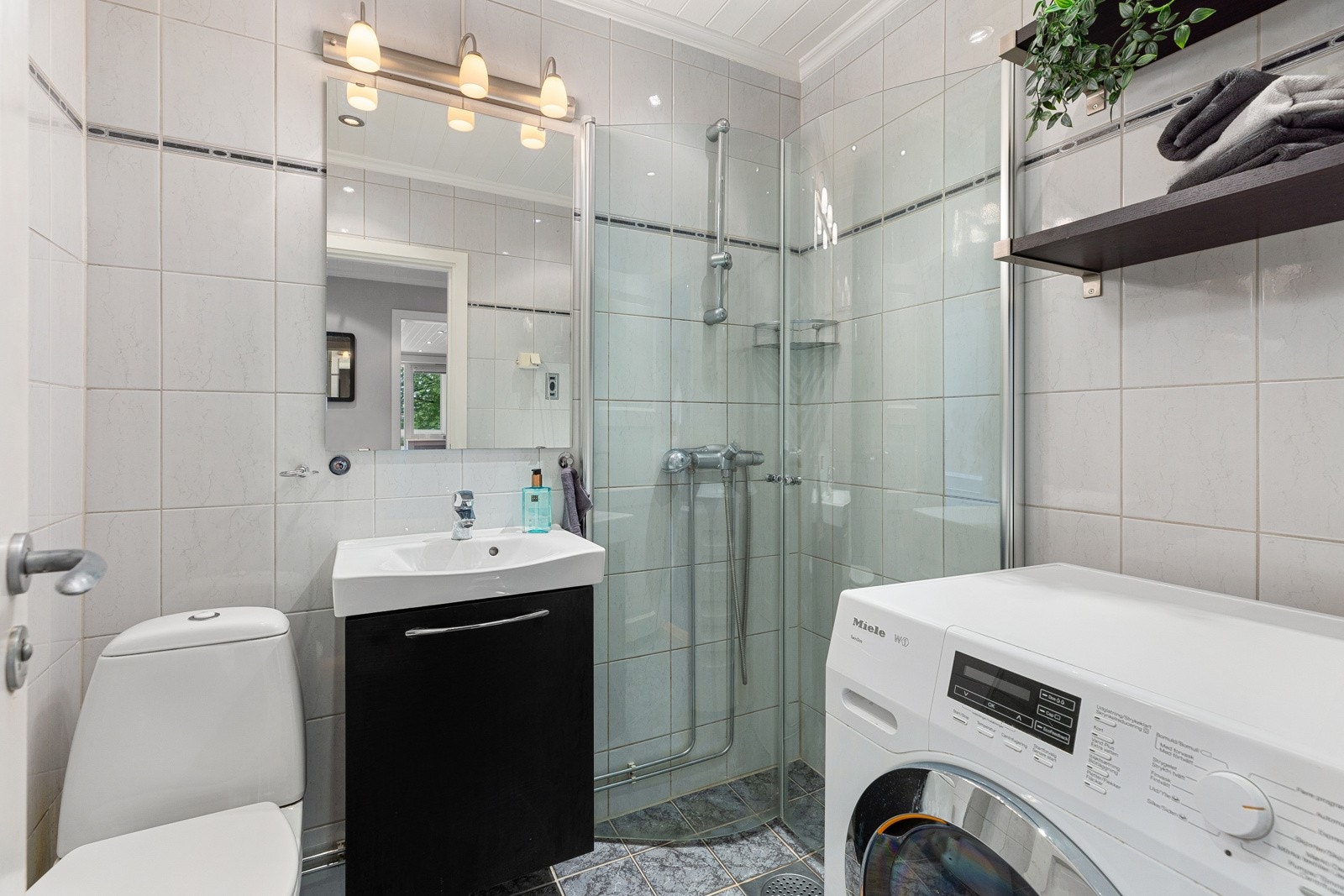 Flislagt bad med varmekabler. Bad fra ca 2002. Galleribilde