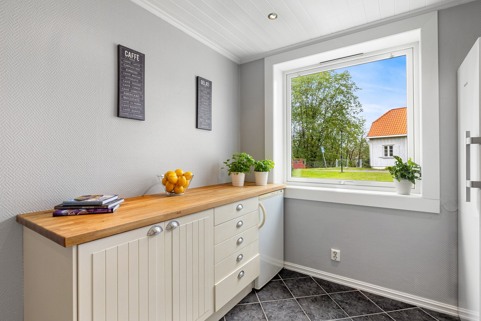 Fliser med varmekabler i gulv, downlights Galleribilde