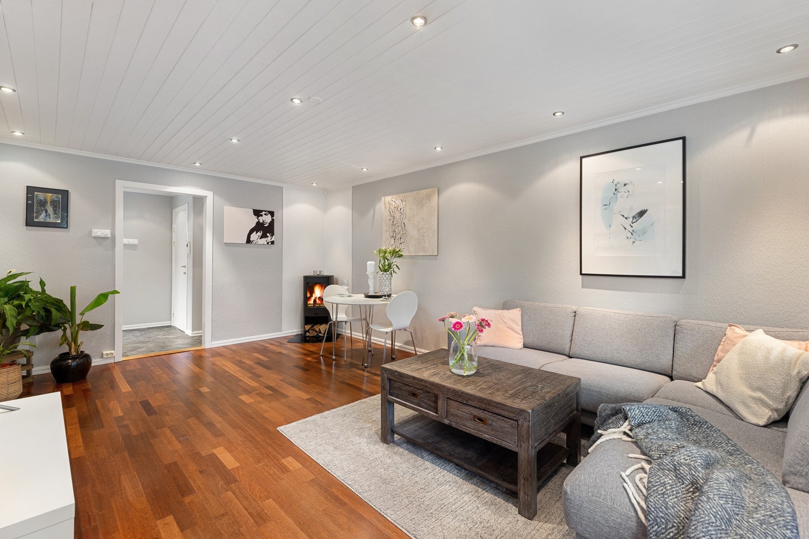 Stue med gulv varme og downlights - God plass til sittegruppe og spisebord Galleribilde