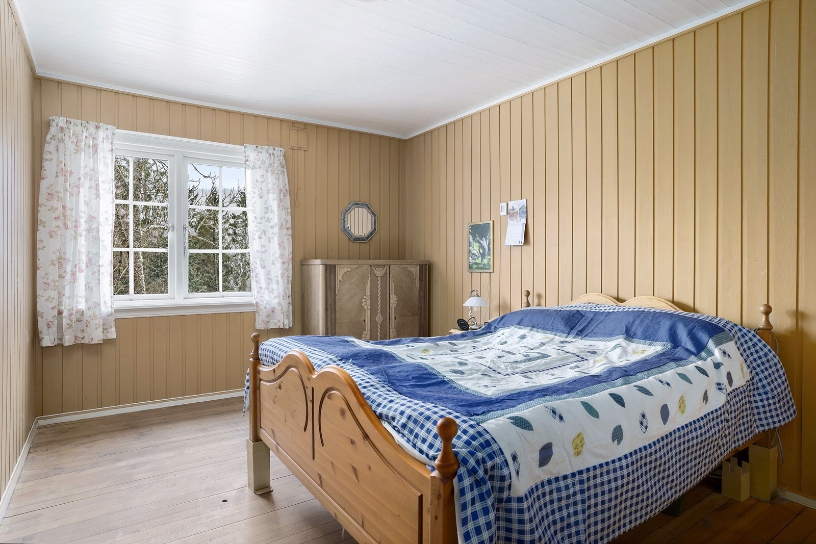 Hovedsoverommet har garderobeløsning og god plass. Heltre gulv og panel på vegger. Galleribilde