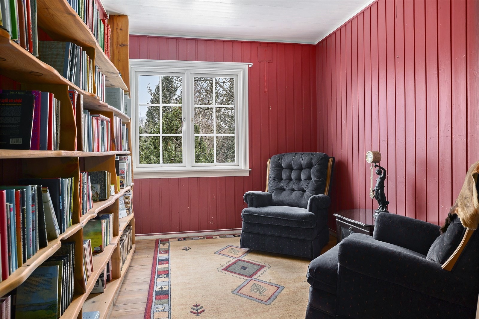 Soverom 2 er i dag brukt som bibliotek. Det er en vedovn i dette rommet, men den har fyringsforbud. Galleribilde