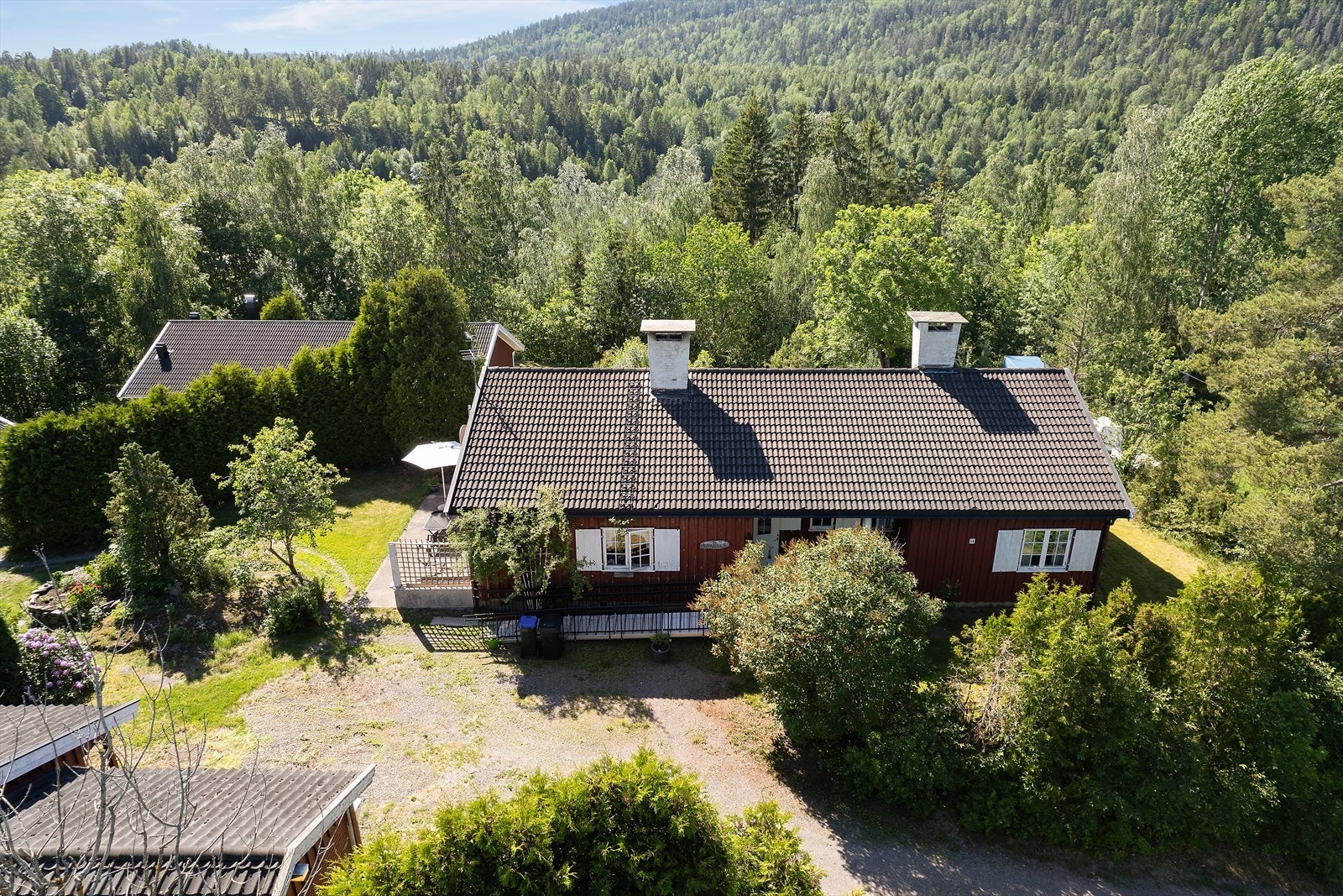 Boligen har en fredelig og landlig beliggenhet Galleribilde