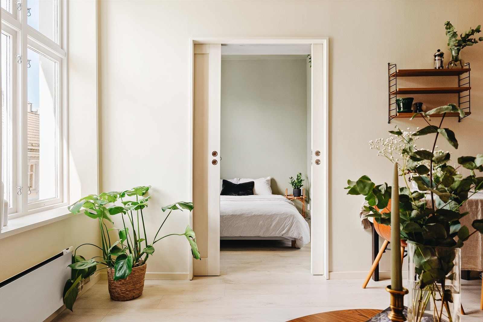 Leiligheten har store vindusflater som slipper inn godt med naturlig lys og skaper en herlig atmosfære. Galleribilde