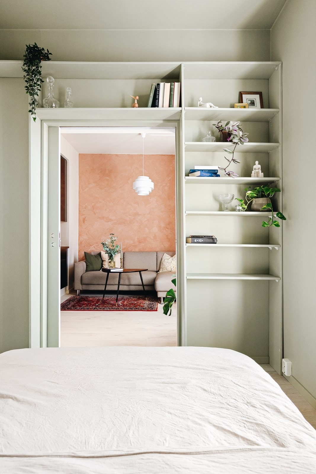 Lekker og praktisk hylleløsning på soverommet. Galleribilde