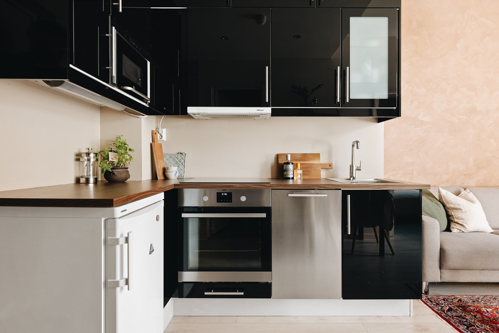 Kjøkkenet er fra 2004/2005. Modernisert med ny benkeplate, oppvaskkum, platetopp og stekeovn i 2023. Galleribilde