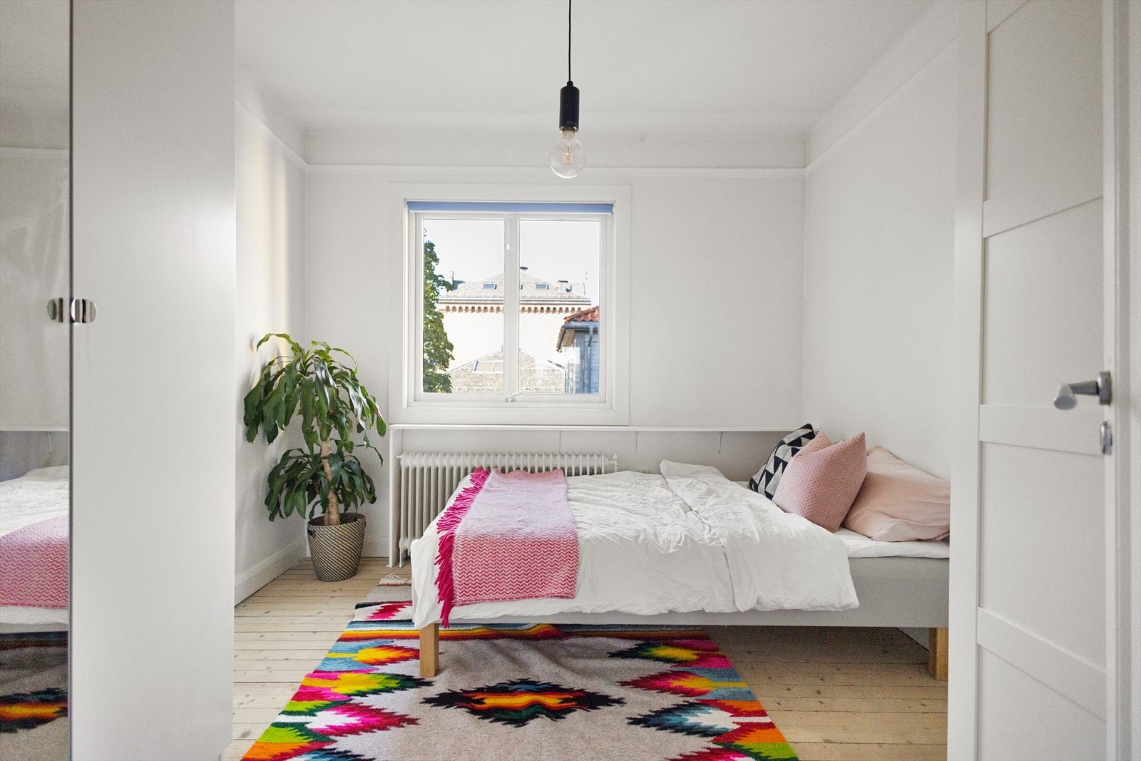 Leilighetens andre soverom er også et godt rom med plass til både seng og skrivepult. Galleribilde