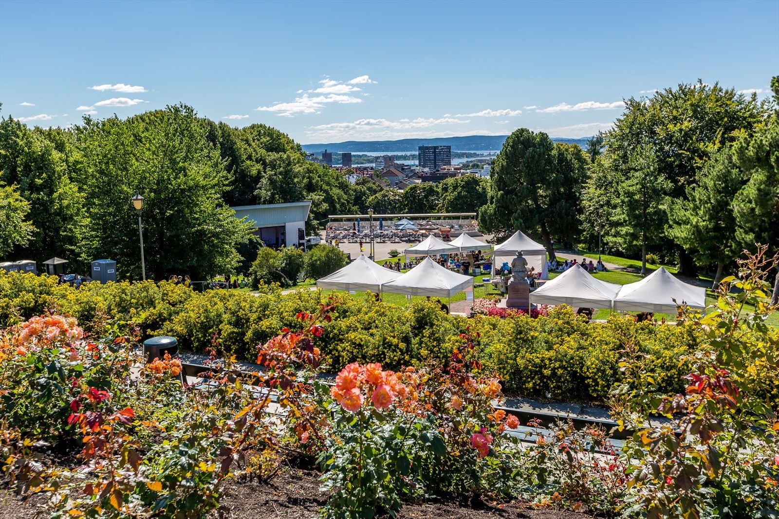 Det er også kort gange til St. Hanshaugen park som er en vakkert parkanlegg med utsikt til fjorden og mot Holmenkollen. Galleribilde