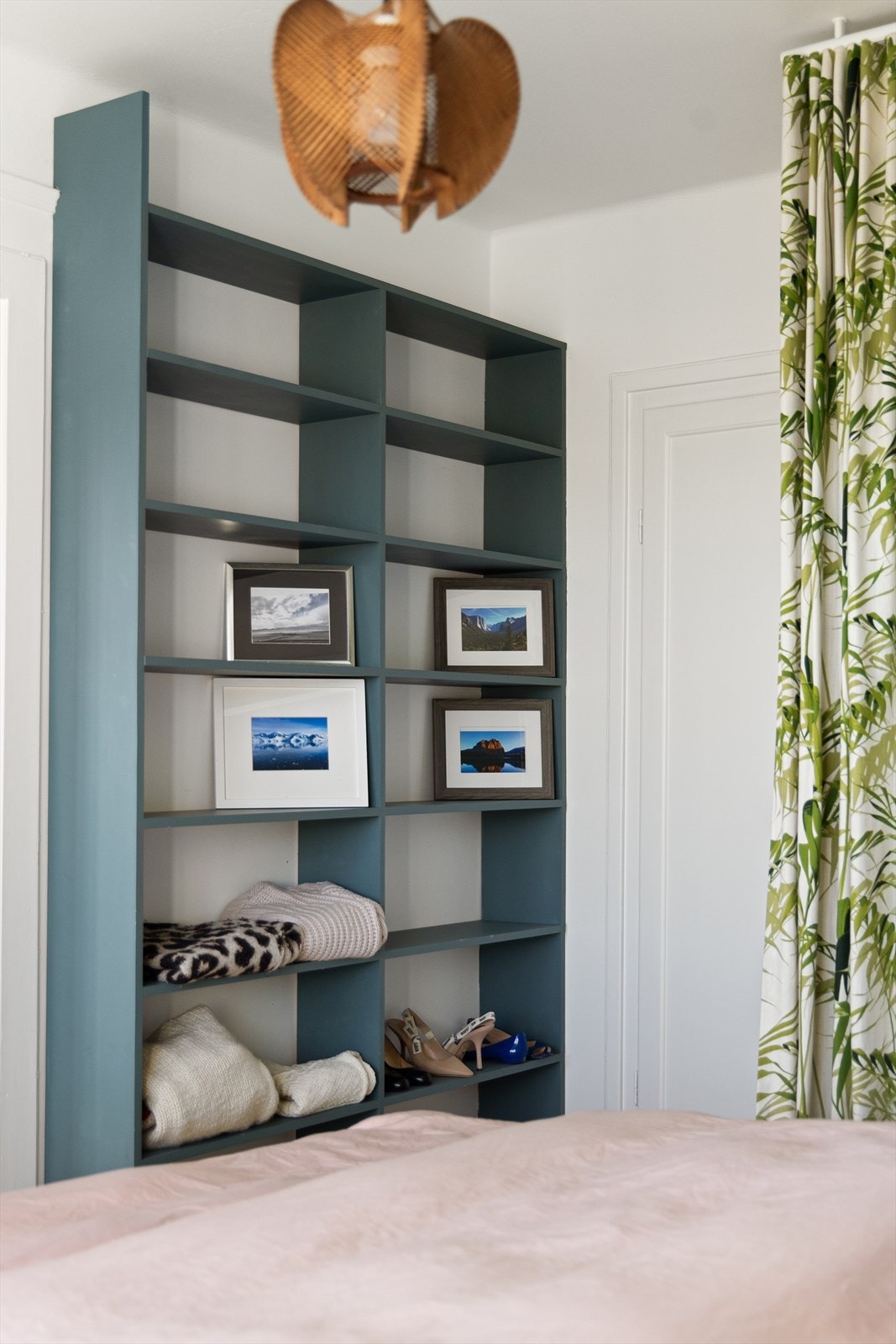 Praktiske, plassbygd hylleløsning gir god plass til både klær og sko Galleribilde