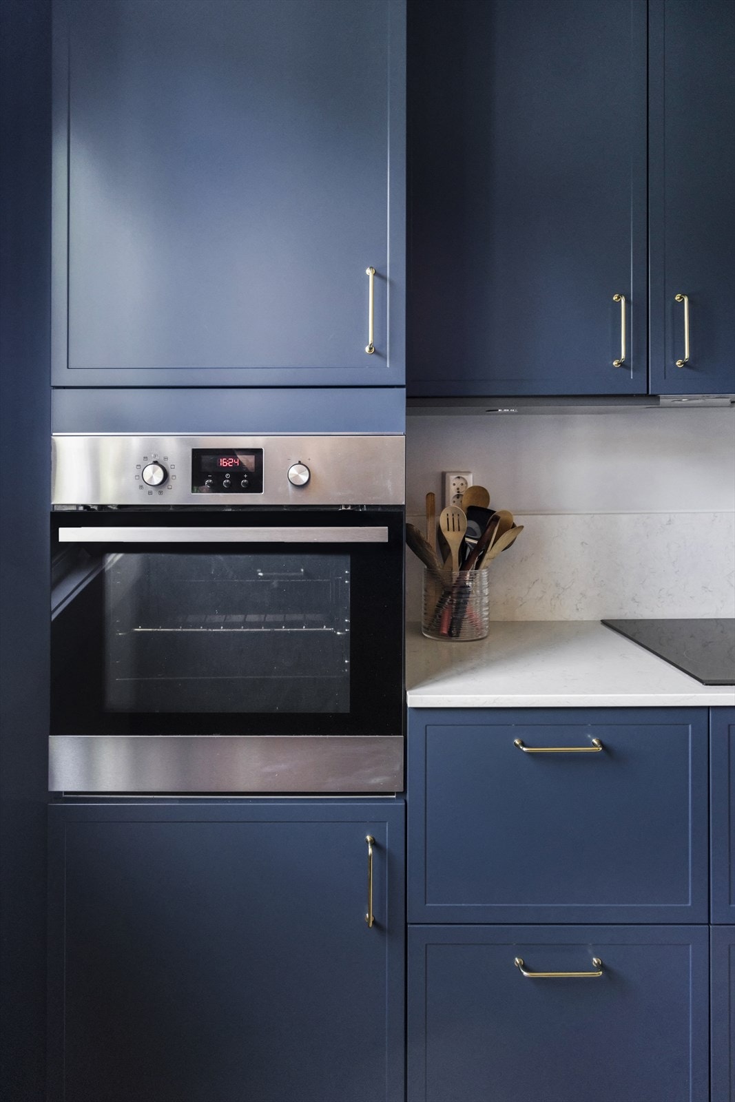 Integrerte hvitevarer som kjøl-/fryseskap, ovn, induksjonskoketopp og oppvaskmaskin. Kullfilter vifte, ny i 2020. Galleribilde