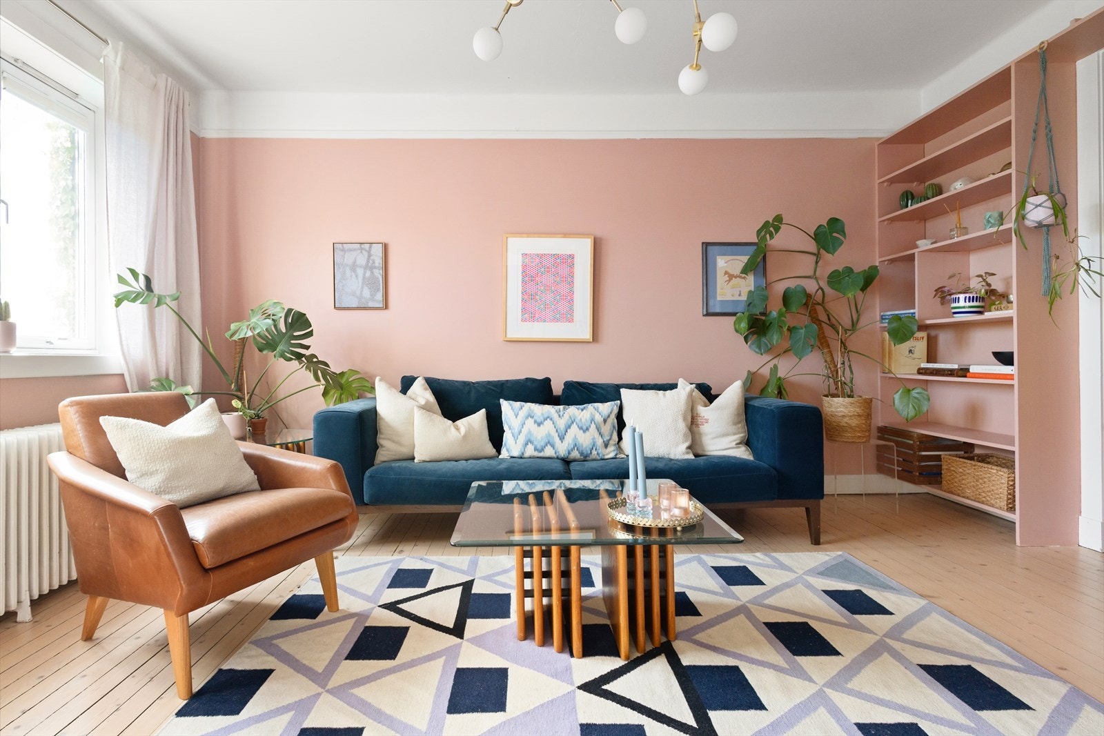 Flott stue med god oppbevaringsplass i plassbygd hylleinnredning. Galleribilde